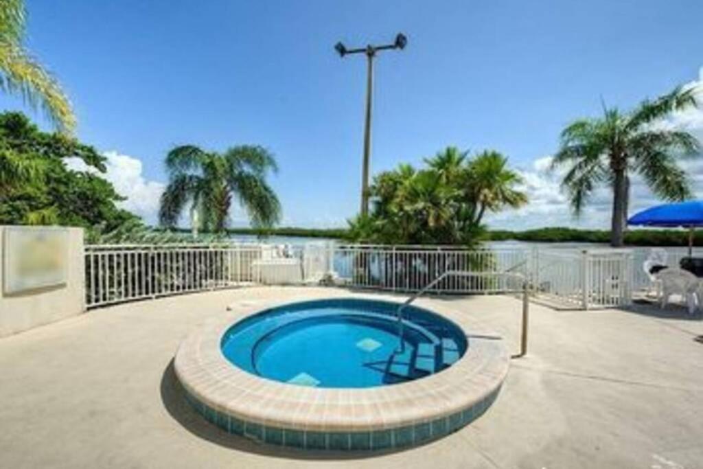 Bay View, Studio206, Beach Steps Away! Pool+Wifi 러스킨 외부 사진