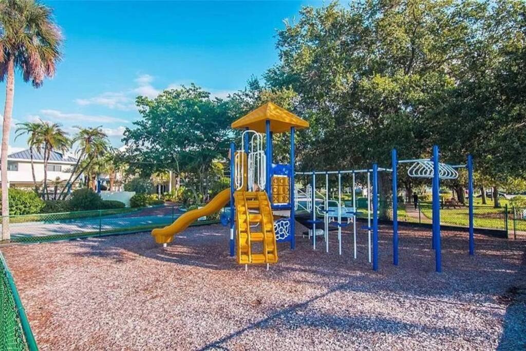 Bay View, Studio206, Beach Steps Away! Pool+Wifi 러스킨 외부 사진