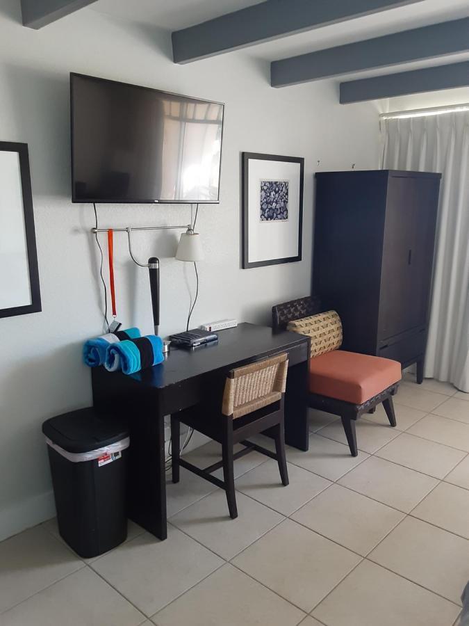 Bay View, Studio206, Beach Steps Away! Pool+Wifi 러스킨 외부 사진