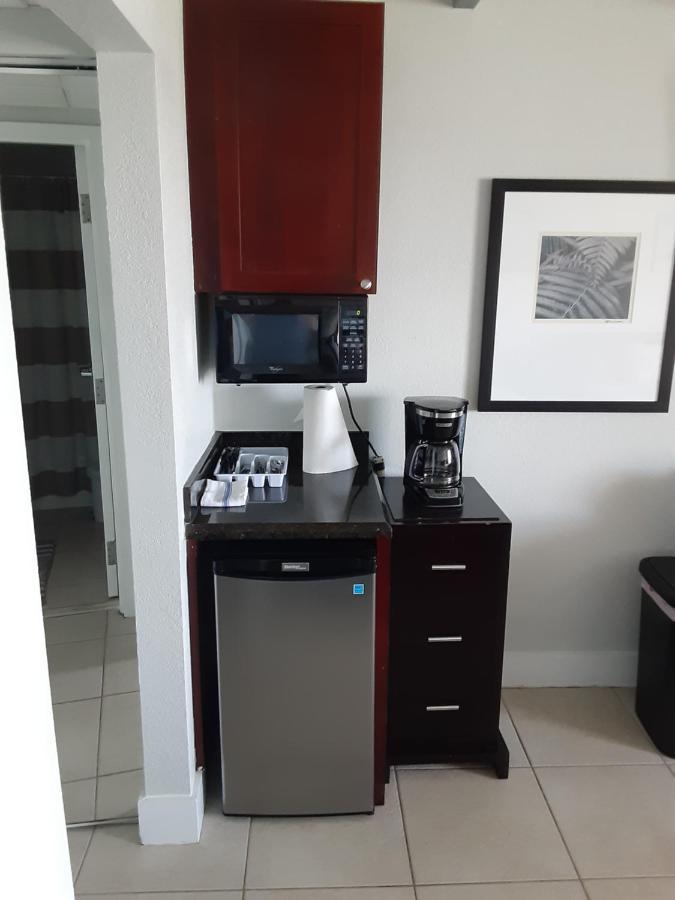 Bay View, Studio206, Beach Steps Away! Pool+Wifi 러스킨 외부 사진